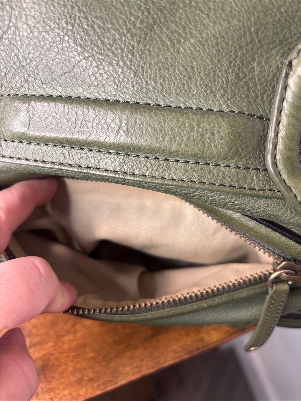 π₯Cole Haan Vintage green leather satchel with a structured, top handle design - Picture 8 of 16